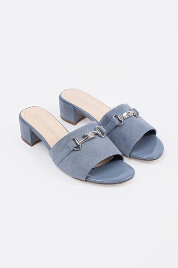 blauwe slippers op hoge... 2