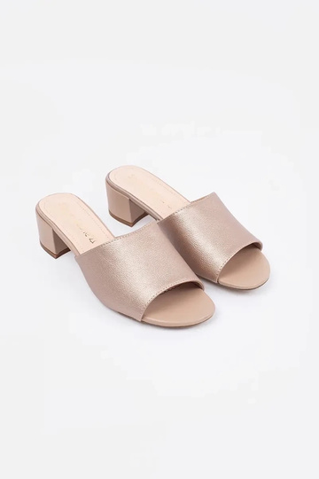 zandkleurige slippers op... 2