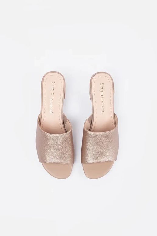 zandkleurige slippers op hoge hakken... zandkleurige slippers op hoge hakken...