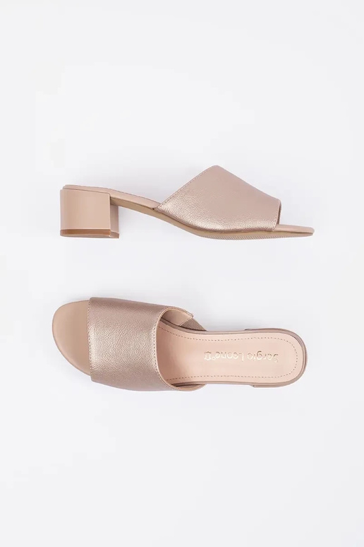 Sandfarbene Schlapfen mit Absatz von... Sandfarbene Schlapfen mit Absatz von...