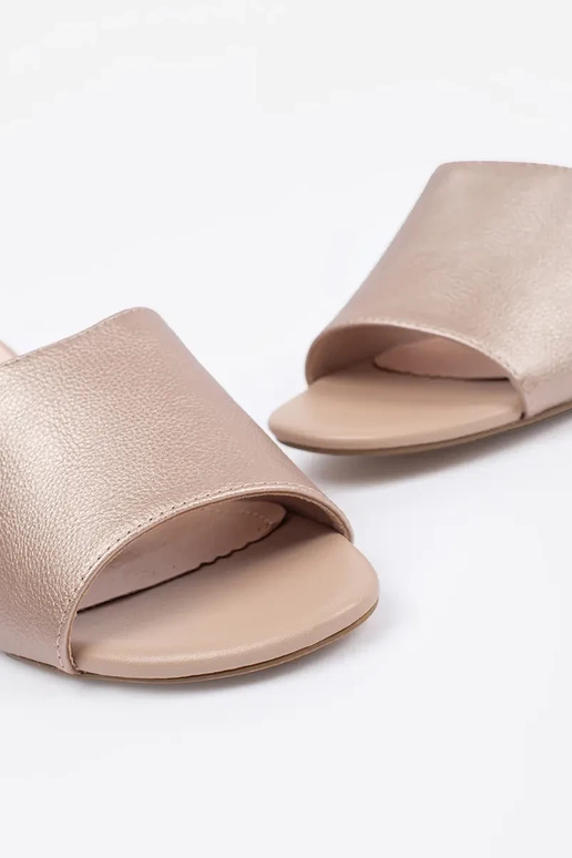 zandkleurige slippers op hoge hakken... zandkleurige slippers op hoge hakken...