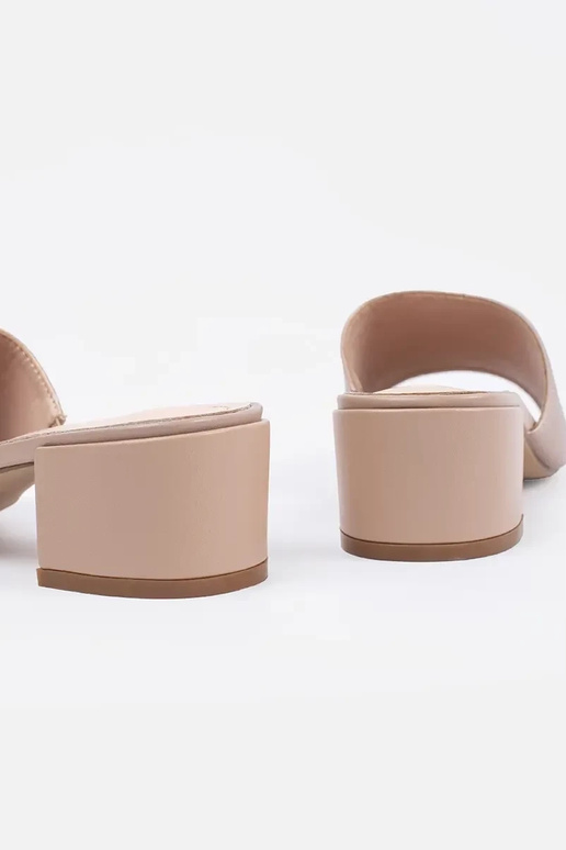 zandkleurige slippers op hoge hakken... zandkleurige slippers op hoge hakken...