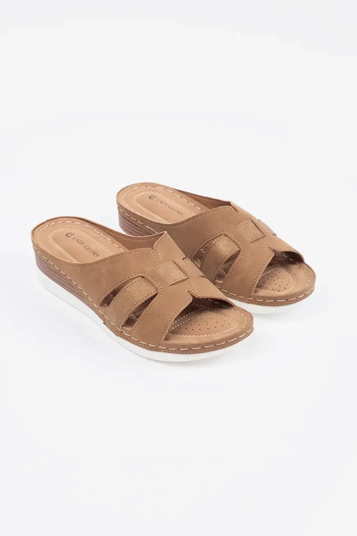 comfortabele slippers op lage sleehak... comfortabele slippers op lage sleehak...