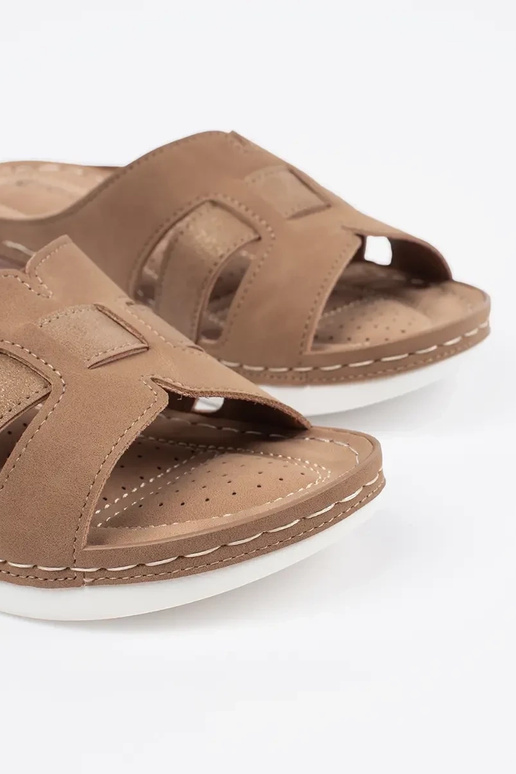 comfortabele slippers op lage sleehak... comfortabele slippers op lage sleehak...