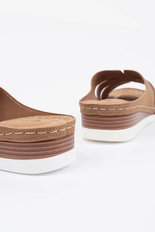 comfortabele slippers op lage sleehak... comfortabele slippers op lage sleehak...