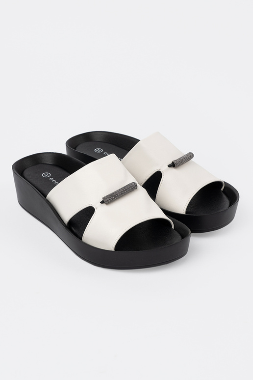 Chaussons bicolores noirs et blancs à... Chaussons bicolores noirs et blancs à...