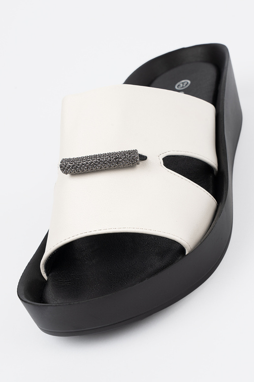 Chaussons bicolores noirs et blancs à... Chaussons bicolores noirs et blancs à...