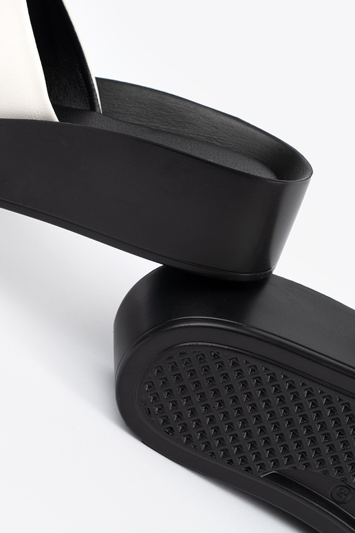 Chaussons bicolores noirs et blancs à... Chaussons bicolores noirs et blancs à...