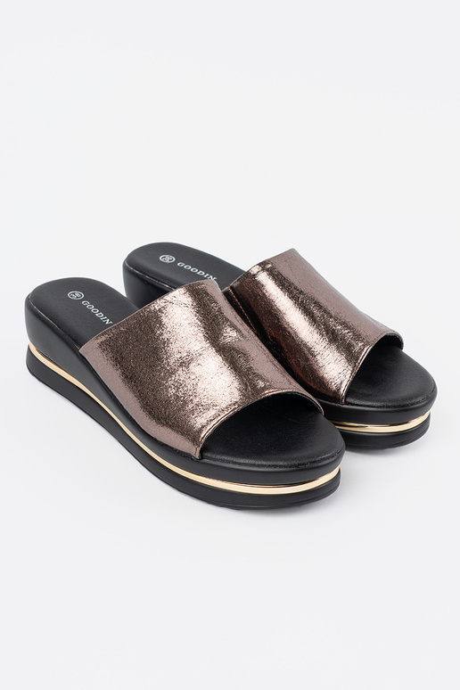 Dames slippers met metalen ontwerp en...