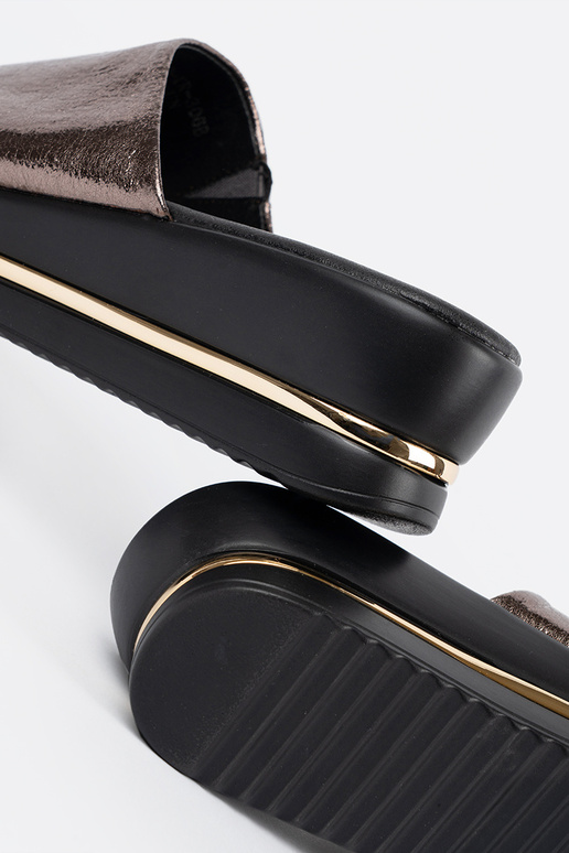 Dames slippers met metalen ontwerp en...