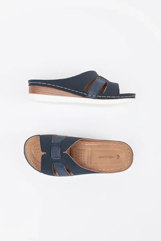 Bequeme Schlapfen mit niedrigem Keil... Bequeme Schlapfen mit niedrigem Keil...