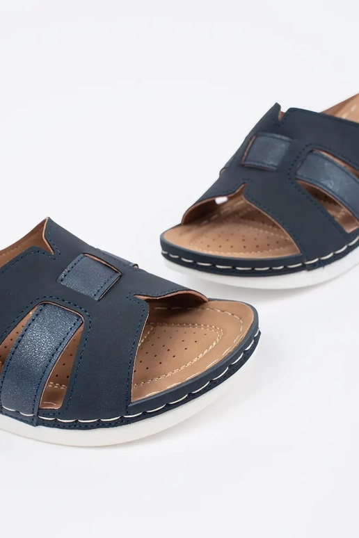 comfortabele slippers op lage sleehak... comfortabele slippers op lage sleehak...