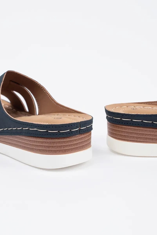 comfortabele slippers op lage sleehak... comfortabele slippers op lage sleehak...