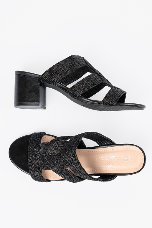 Schwarze geflochtene Sandalen auf...