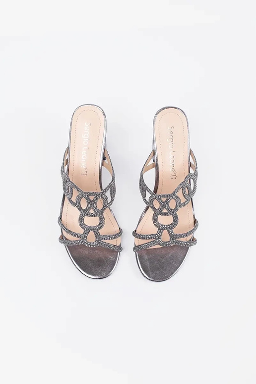 zilveren slippers op hoge hakken... zilveren slippers op hoge hakken...