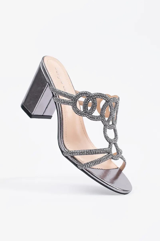 zilveren slippers op hoge hakken... zilveren slippers op hoge hakken...