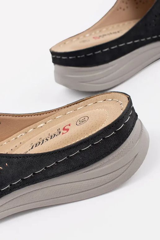 Schwarze Damen Schlapfen auf dicker... Schwarze Damen Schlapfen auf dicker...