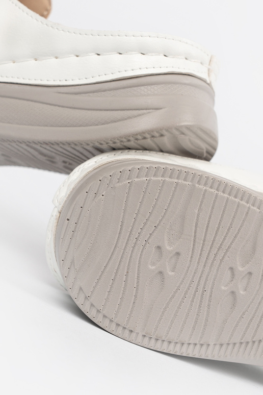Slippers met gesloten tenen en... Slippers met gesloten tenen en...