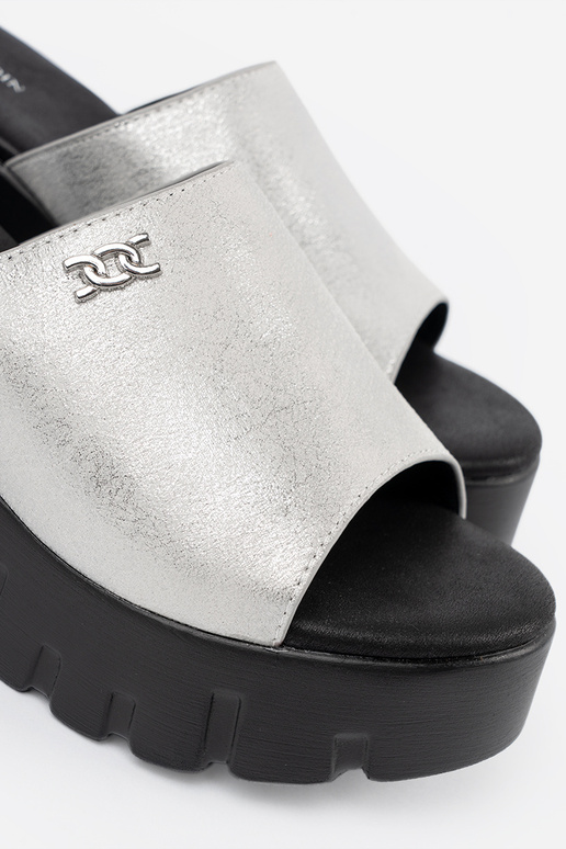 Pantoufles avec plateforme noire... Pantoufles avec plateforme noire...