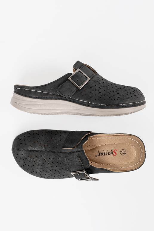 Slippers met gesloten tenen en... Slippers met gesloten tenen en...
