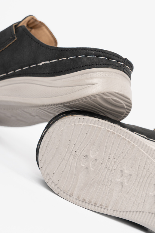 Slippers met gesloten tenen en... Slippers met gesloten tenen en...