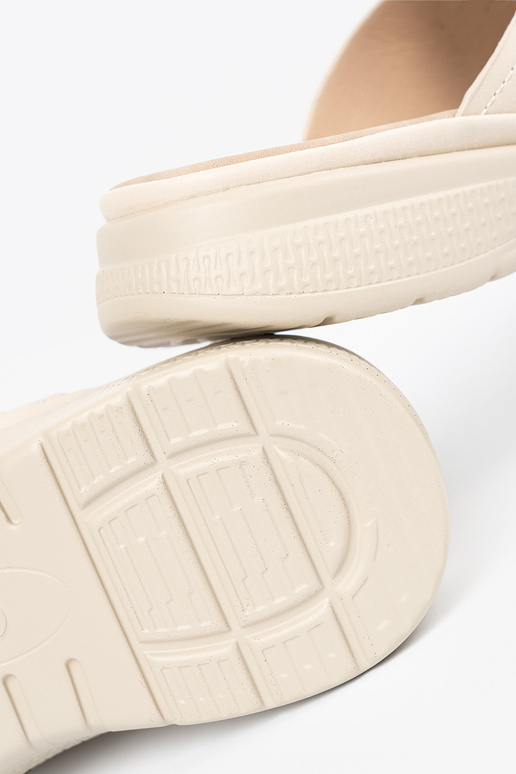 Pantoletten mit Plateau in... Pantoletten mit Plateau in...