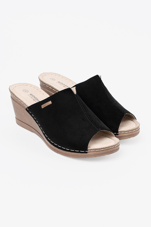 Dames slippers met platform in zwart Dames slippers met platform in zwart