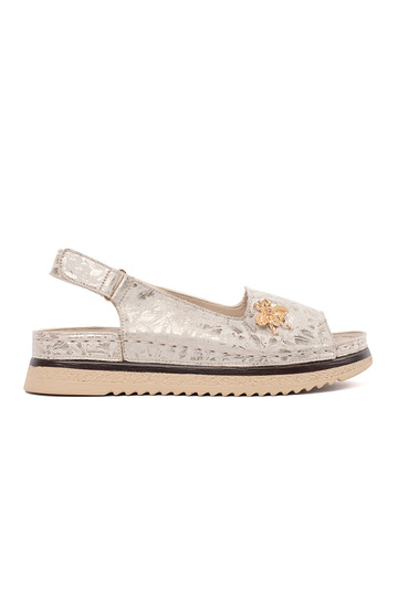 Ivoor kleurige sandalen met...