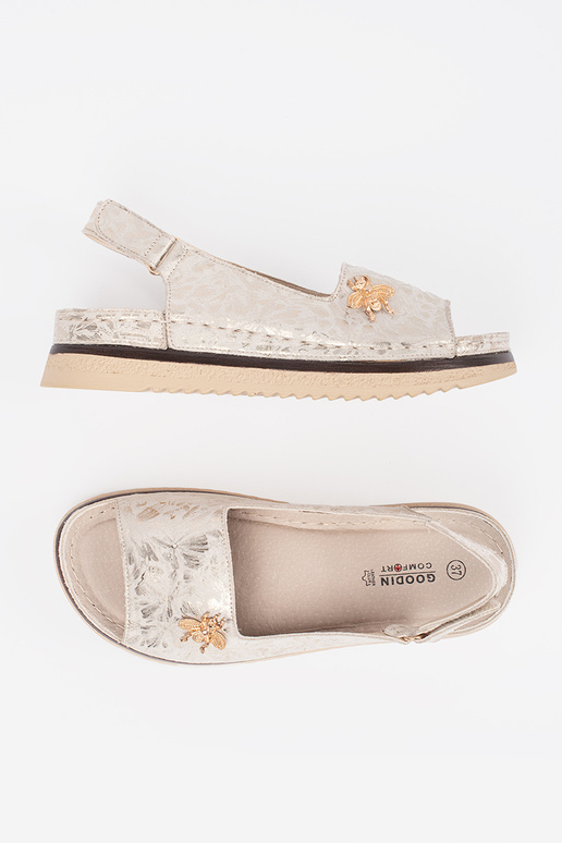 Ivoor kleurige sandalen met plateau... Ivoor kleurige sandalen met plateau...