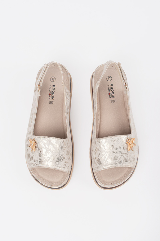 Elfenbeinfarbene Sandalen mit Plateau... Elfenbeinfarbene Sandalen mit Plateau...