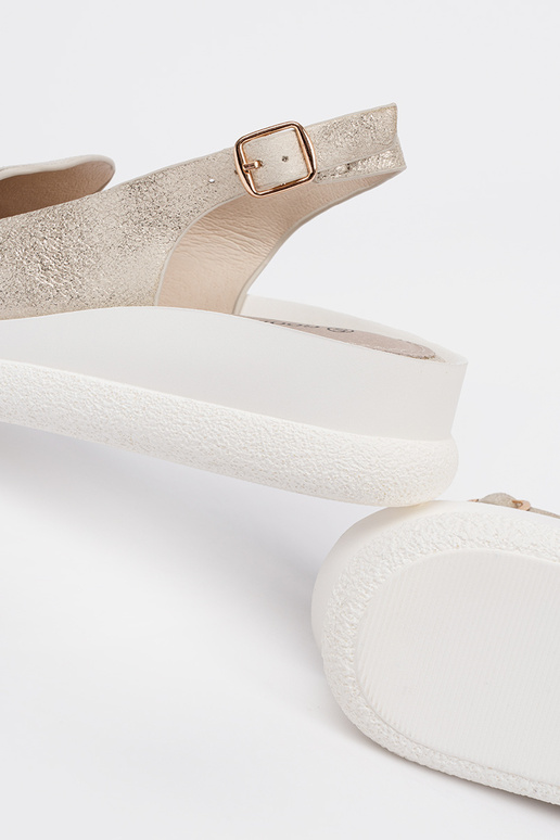 Gouden comfortabele sandalen voor... Gouden comfortabele sandalen voor...