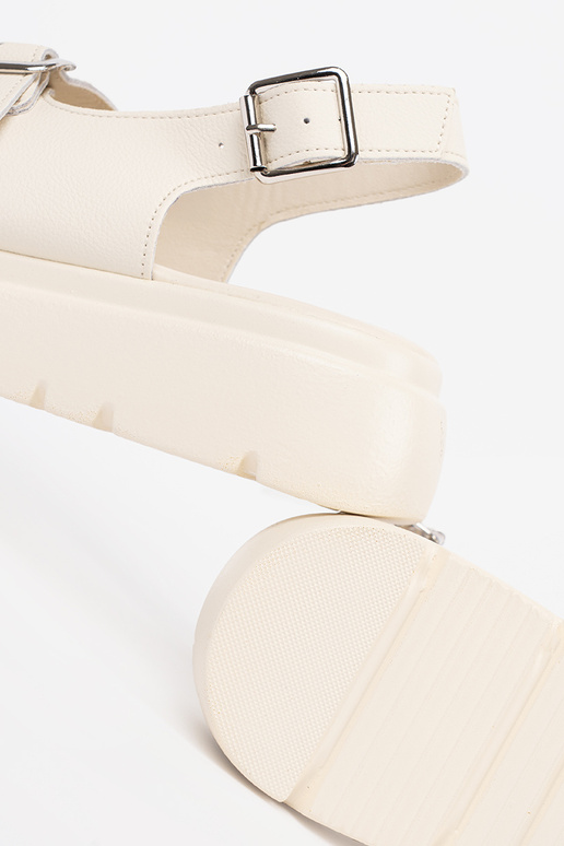 Zandkleurige klassieke sandalen met... Zandkleurige klassieke sandalen met...