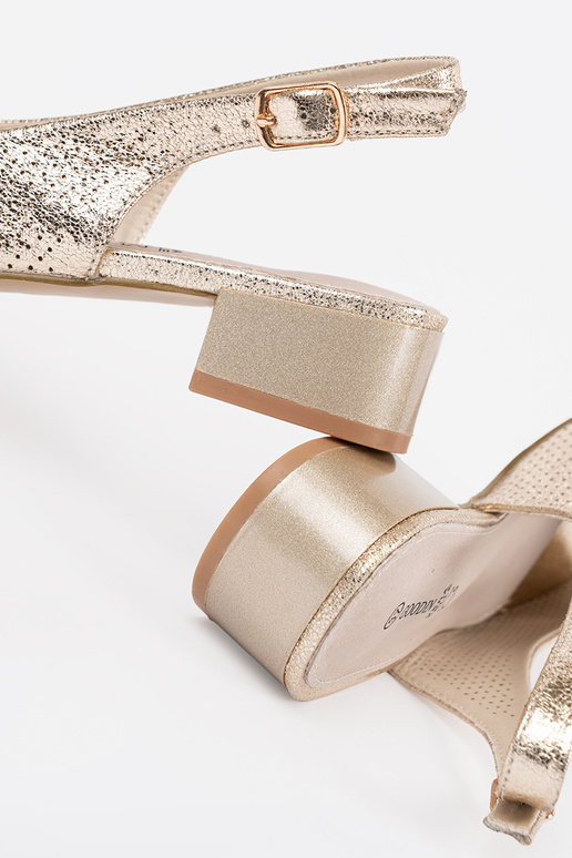 Gouden opengewerkte dames sandalen op... Gouden opengewerkte dames sandalen op...