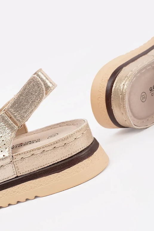 zachte sandalen met perforaties in goud zachte sandalen met perforaties in goud