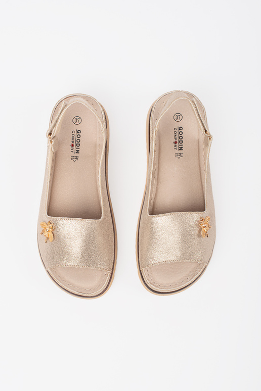 Gouden sandalen met plateau en gesp Gouden sandalen met plateau en gesp