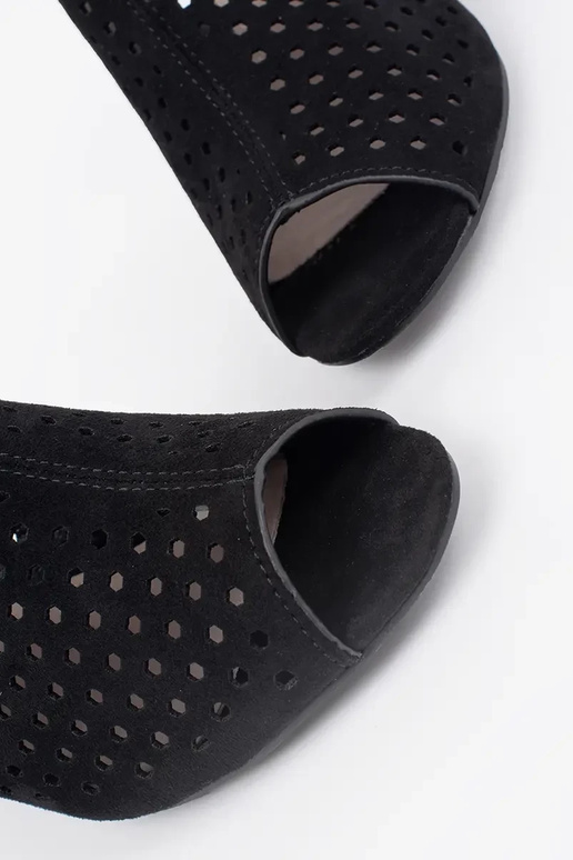 schwarze Sandalen mit Absatz aus... schwarze Sandalen mit Absatz aus...