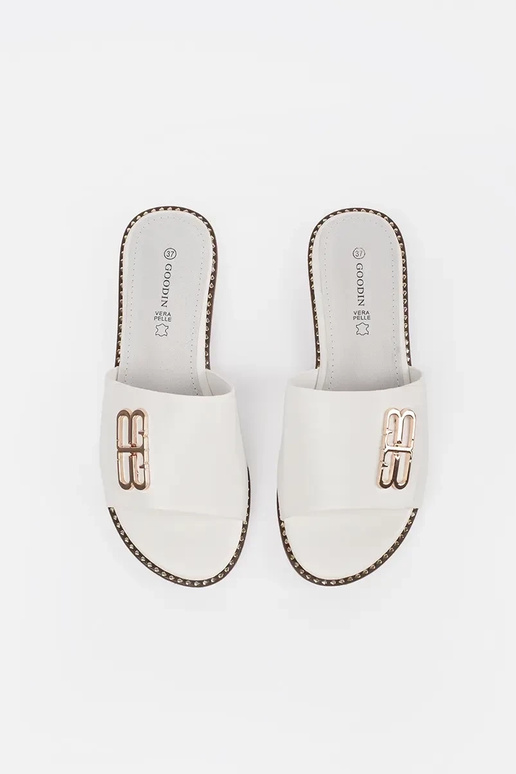 witte slippers voor dames op een... witte slippers voor dames op een...