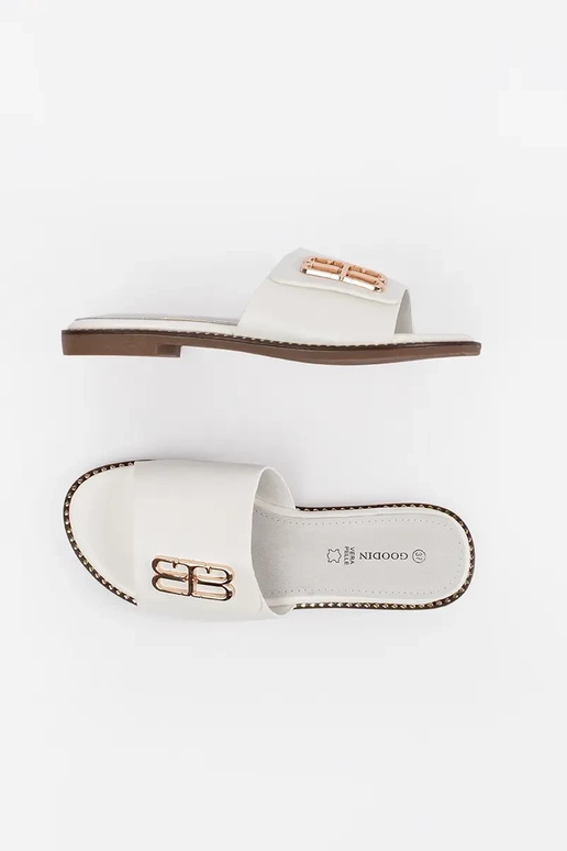 witte slippers voor dames op een... witte slippers voor dames op een...