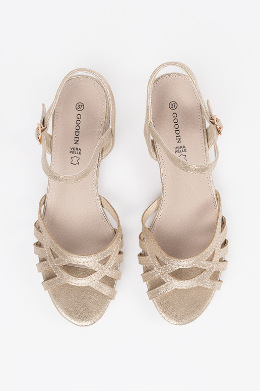 Sandalen in goldener Farbe