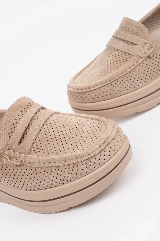 zandkleurige instapschoenen op een...