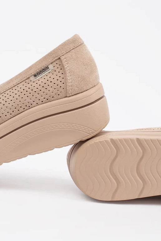 zandkleurige instapschoenen op een...