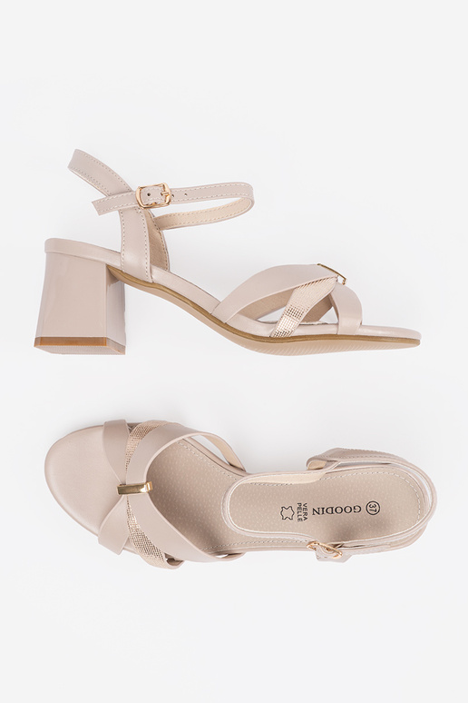 Beige dames sandalen op een hak
