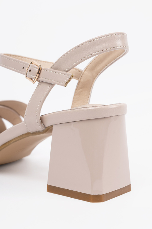 Beige dames sandalen op een hak
