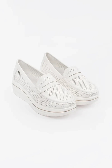 mocassins blancs sur... 2