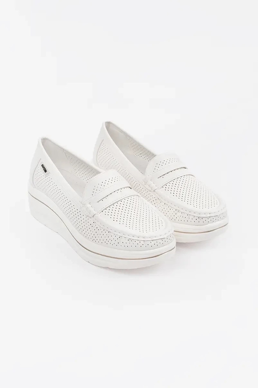 weiße Mokassins mit dicker Sohle