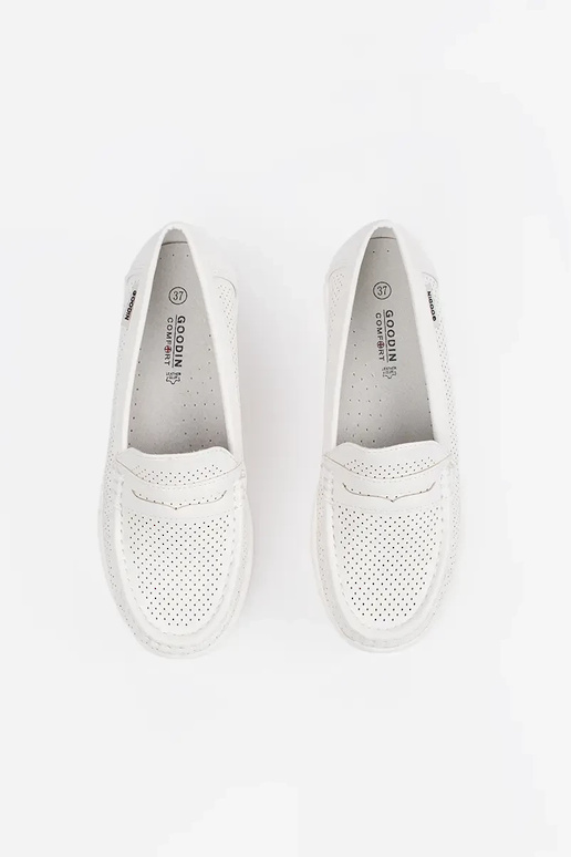 witte instapschoenen op een dikke zool