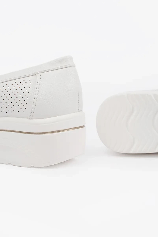 witte instapschoenen op een dikke zool