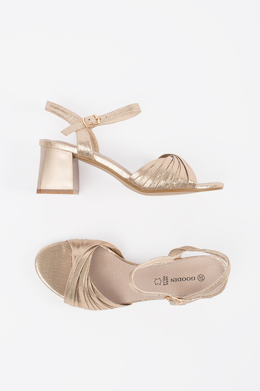 Elegante Sandalen in Gold auf... Elegante Sandalen in Gold auf...