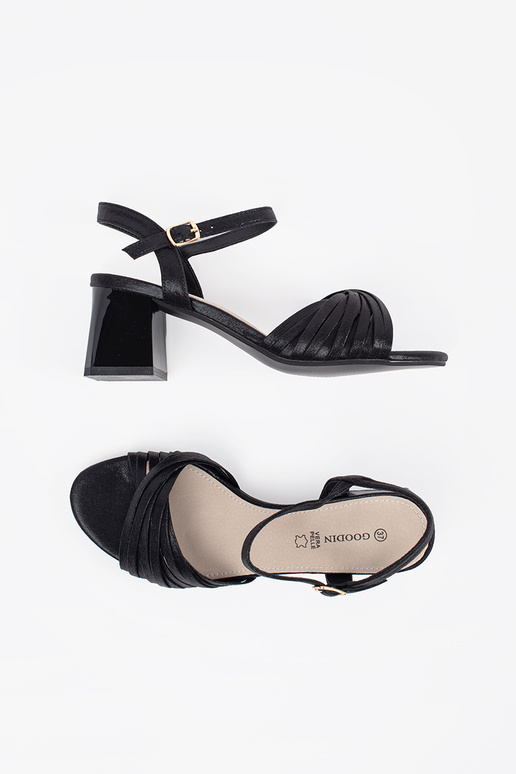 Elegante Sandalen in Schwarz auf... Elegante Sandalen in Schwarz auf...
