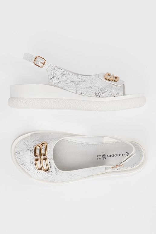Witte sandalen met decoraties